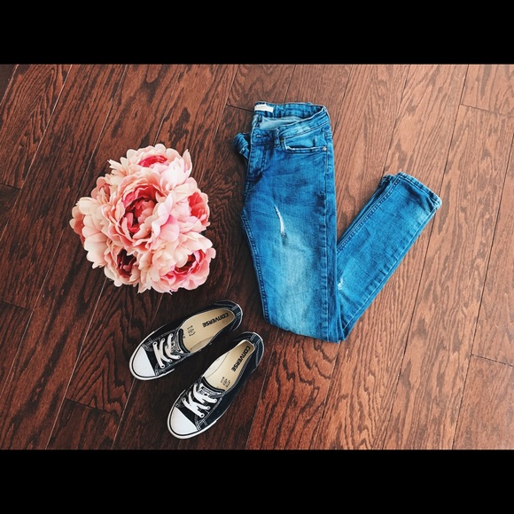 Forever 21 brand ๐ skinny distressed jeans